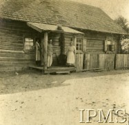 1919-1920, brak miejsca.
Wiejska rodzina na ganku przed domem.
Fot. NN, Instytut Polski i Muzeum im. gen. Sikorskiego w Londynie

