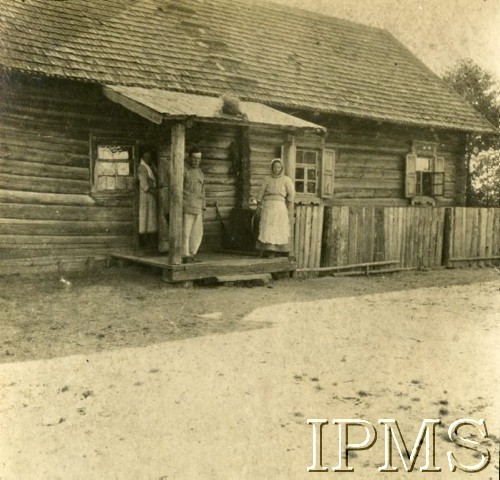 1919-1920, brak miejsca.
Wiejska rodzina na ganku przed domem.
Fot. NN, Instytut Polski i Muzeum im. gen. Sikorskiego w Londynie

