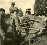 1919-1920, brak miejsca.
Żołnierze obok lekkiego czołgu Renault FT-17.
Fot. NN, Instytut Polski i Muzeum im. gen. Sikorskiego w Londynie

