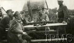 1919-1920, brak miejsca.
Grupa oficerów przy stole.
Fot. NN, Instytut Polski i Muzeum im. gen. Sikorskiego w Londynie

