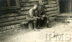 1919-1920, brak miejsca.
Dwaj oficerowie na ławce przed domem, z lewej siedzi płk Daniel Konarzewski, dowódca 14 Dywizji Piechoty.
Fot. NN, Instytut Polski i Muzeum im. gen. Sikorskiego w Londynie

