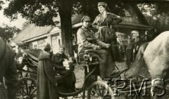 1919-1920, brak miejsca.
Kobiety w powozie.
Fot. NN, Instytut Polski i Muzeum im. gen. Sikorskiego w Londynie

