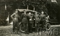 1919-1920, brak miejsca.
Ułani stoją obok samochodu.
Fot. NN, Instytut Polski i Muzeum im. gen. Sikorskiego w Londynie

