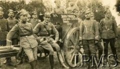 1919-1920, brak miejsca.
Ułani obok działa. Na lawecie siedzi ppłk Władysław Anders (drugi od lewej). Napis na płycie pancernej: 