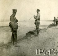1919-1920, brak miejsca.
Ułani 15 Pułku stoją nad brzegiem rzeki.
Fot. NN, Instytut Polski i Muzeum im. gen. Sikorskiego w Londynie

