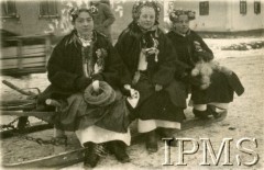 1919-1920, brak miejsca.
Na sanich siedzą trzy dziewczyny w strojach ludowych.
Fot. NN, Instytut Polski i Muzeum im. gen. Sikorskiego w Londynie

