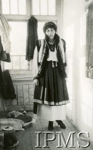 1919-1920, brak miejsca.
Portret młodej kobiety w stroju ludowym.
Fot. NN, Instytut Polski i Muzeum im. gen. Sikorskiego w Londynie

