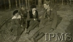 1919-1920, brak miejsca.
Dwaj ułani 15 Pułku i dwie młode kobiety.
Fot. NN, Instytut Polski i Muzeum im. gen. Sikorskiego w Londynie


