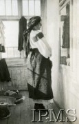 1919-1920, brak miejsca.
Portret młodej kobiety w stroju ludowym.
Fot. NN, Instytut Polski i Muzeum im. gen. Sikorskiego w Londynie

