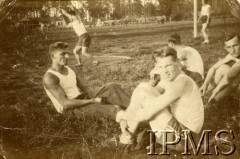 1929, Białystok, Polska.
Edward (Edmund?) Kozłowski na boisku z kolegami. Podpis oryginalny 