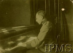 Przed 1918, brak miejsca.
Austriacki żołnierz grający na fortepianie.
Fot. NN, Instytut Polski i Muzeum im. gen. Sikorskiego w Londynie