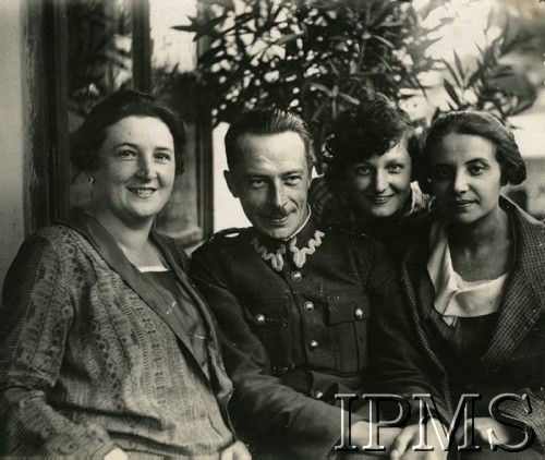 1932, Lwów, Polska.
Trzy kobiety i kapitan Wojska Polskiego, podpis: 