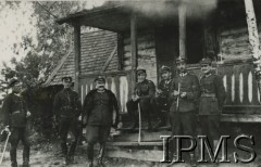 1923-1924, Pohulanka, Polska.
Oficerowie 3 Dywizjonu Artylerii Konnej im. płk. Włodzimierza Potockiego przed kasynem w obozie ćwiczebnym 