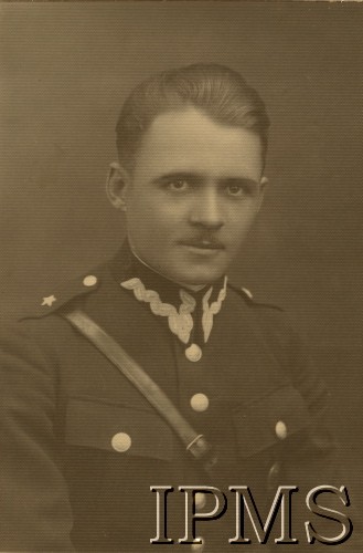 17.10.1933, Września, woj. poznańskie, Polska.
Podporucznik Wojska Polskiego. Oryginalny podpis: 