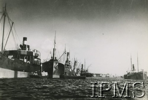 Przed 1939, Gdynia, Polska.
Statki w basenie portowym.
Fot. NN, Instytut Polski i Muzeum im. gen. Sikorskiego w Londynie