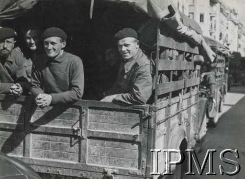 Czerwiec 1940, Szwajcaria.
Żołnierze 2 Dywizji Strzelców Pieszych w ciężarówce. Podpis: 