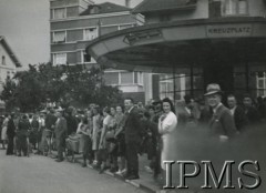Czerwiec 1940, Szwajcaria.
Tłum Szwajcarów ogląda przejazd kolumny żołnierzy 2 Dywizji Strzelców Pieszych, internowanych po przekroczeniu francusko-szwajcarskiej granicy. 
Fot. NN, Instytut Polski i Muzeum im. gen. Sikorskiego w Londynie