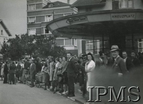Czerwiec 1940, Szwajcaria.
Tłum Szwajcarów ogląda przejazd kolumny żołnierzy 2 Dywizji Strzelców Pieszych, internowanych po przekroczeniu francusko-szwajcarskiej granicy. 
Fot. NN, Instytut Polski i Muzeum im. gen. Sikorskiego w Londynie