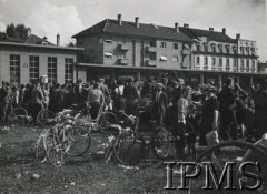 Czerwiec 1940, Szwajcaria.
Grupa osób cywilnych przed budynkiem, na pierwszym planie rowery.
Fot. NN, Instytut Polski i Muzeum im. gen. Sikorskiego w Londynie