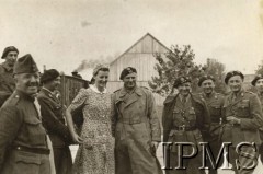 Czerwiec 1940, Szwajcaria.
Oficerowie 2 Dywizji Strzelców Pieszych i kobieta. Podpis: 
