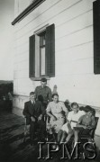 1940, Francja.
Rodzina przed domem, z tyłu stoi polski żołnierz.
Fot. NN, Instytut Polski i Muzeum im. gen. Sikorskiego w Londynie