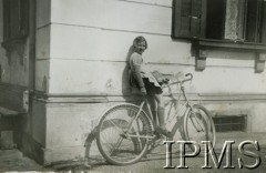 1940, Francja.
Dziewczynka na rowerze przed domem.
Fot. NN, Instytut Polski i Muzeum im. gen. Sikorskiego w Londynie
