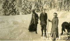 Przed 1939, brak miejsca.
Młodzi ludzie podczas zimowego spaceru.
Fot. NN, Instytut Polski i Muzeum im. gen. Sikorskiego w Londynie [Album K25, prawdopodobnie należący do rodziny Bilskich]