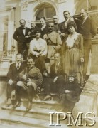 Przed 1939, brak miejsca.
Zdjęcie rodzinne na schodach rezydencji. 
Fot. NN, Instytut Polski i Muzeum im. gen. Sikorskiego w Londynie [Album K25, prawdopodobnie należący do rodziny Bilskich]