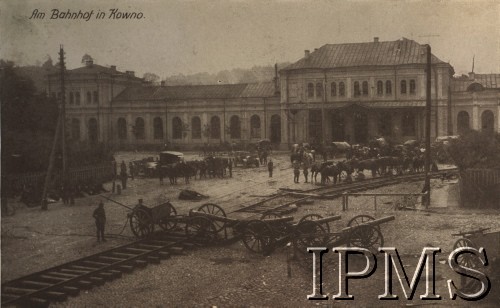 1915, Kowno.
Dworzec (Am Bahnhof in Kowno) 
Fot. NN, Instytut Polski i Muzeum im. gen. Sikorskiego w Londynie [Album K25, prawdopodobnie należący do rodziny Bilskich]