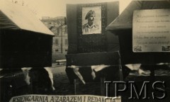 4.03.1946, Modena, Włochy.
Kaziuk zorganizowany przez żołnierzy 5 Kresowej Dywizji Piechoty. Stoisko księgarni, nad którym powieszono portret generała Władysława Andersa. Na dole widać napis: 