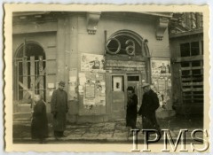 Październik 1939, Warszawa, Polska.
Bar przy restauracji Cristal przy ulicy Brackiej 16 róg Alei Jerozolimskich. Na ścianie propagandowe plakaty z napisem 