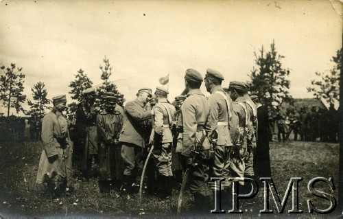 6.08.1916, Piaseczno, Wołyń
W drugą rocznicę wymarszu Pierwszej Kompanii Kadrowej brygadier Józef Piłsudski dekoruje legionistów odznaką 