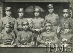 1919, Warszawa, Polska.
Szwoleżerowie 1 Pułku Szwoleżerów na urlopie. Siedzą od lewej: Zagórski, Antoni Lalak, L. Kmicic-Skrzyński, Witold Jankowski, stoją od lewej NN, Jan Gajewski.
Fot. NN, Instytut Polski i Muzeum im. gen. Sikorskiego w Londynie