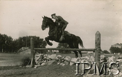 1920-1939, Polska.
Oficer 3 Pułku Szwoleżerów Mazowieckich im. Pułkownika Jana Kozietulskiego na koniu skacze przez przeszkodę.
Fot. NN, Instytut Polski i Muzeum im. gen. Sikorskiego w Londynie [teczka 3 Pułk Szwoleżerów]