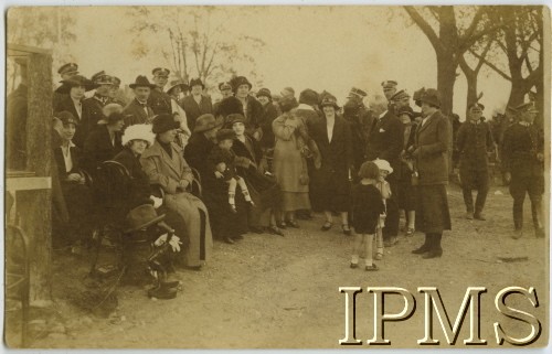 1920-1939, Polska.
Żolnierze 3 Pułku Szwoleżerów Mazowieckich im. Pułkownika Jana Kozietulskiego z żonami.
Fot. NN, Instytut Polski i Muzeum im. gen. Sikorskiego w Londynie [teczka 3 Pułk Szwoleżerów]