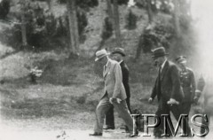 1926-1930, Polska.
Prezydent Ignacy Mościcki (1. z lewej) spaceruje w towarzystwie m.in. premiera Kazimierza Bartla (3. od prawej).
Fot. NN, Instytut Polski i Muzeum im. gen. Sikorskiego w Londynie