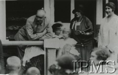 Prawdopodobnie 1924, Druskienniki, Polska.
Marszałek Józef Piłsudski z rodziną na werandzie willi 
