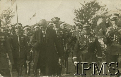 1934, Starogard, Polska.
Prezydent RP Ignacy Mościcki wizytuje 2 Pułk Szwoleżerów Rokitniańskich.
Fot. I. Borowski (Starogard, ul. Podgórna 2), Instytut Polski i Muzeum im. gen. Sikorskiego w Londynie [koperta 2 Pułk Szwoleżerów]
