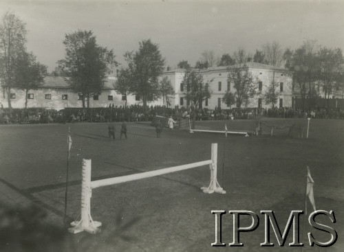 1931, Stanisławów, Polska.
Zawody konne w koszarach 6 Pułku Ułanów Kaniowskich.
Fot. Pracownia dla robót amatorskich Pasek i Terlecki, Instytut Polski i Muzeum im. gen. Sikorskiego w Londynie [koperta 6 pułk ułanów]