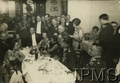 1926-1931, Polska.
Przyjęcie z udziałem generała Edwarda Śmigłego-Rydza (siedzi 1. z lewej), ministra spraw zagranicznych Augusta Zaleskiego (siedzi przy stole 3. z lewej), Marty Rydz (siedzi przy A. Zaleskim), pułkownika Bolesława Wieniawy-Długoszowskiego (siedzi przy stole 2. z prawej), generała Gustawa Orlicza-Deresza (stoi 1. z lewej) i pułkownika Józefa Becka (stoi 3. z lewej).
Fot. NN, Instytut Polski i Muzeum im. gen. Sikorskiego w Londynie [koperta z kartami albumowymi]