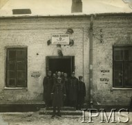 1927, Warszawa, Polska.
Pułkownik Bolesław Wieniawa-Długoszowski (na schodach, 3. od lewej), podpułkownik Józef Radziwiłłowicz Szostak (na schodach, 3 od prawej) i inni oficerowie I Pułku Szwoleżerów przed budynkiem Ogniska Żołnierskiego Warszawskiego Oddziału Polskiego Białego Krzyża przy I Pułku Szwoleżerów im. Józefa Piłsudskiego.
Fot. Instytut Polski i Muzeum im. gen. Sikorskiego w Londynie [koperta z kartami albumowymi]