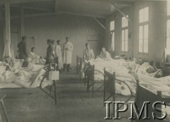 Lipiec - grudzień 1917, Szczypiorno k. Kalisza.
Żołnierze I i II Brygady Legionów, internowani w obozie jenieckim po odmowie przysięgi na wierność Niemcom. Chorzy jeńcy i sanitariusze w izbie szpitalnej. Na zdjęciu podpis: 