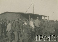 Lipiec - grudzień 1917, Szczypiorno k. Kalisza.
Żołnierze I i II Brygady Legionów, internowani w obozie jenieckim po odmowie przysięgi na wierność Niemcom. Grupa jeńców przed barakiem. Podpis: 