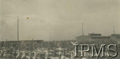 Lipiec - grudzień 1917, Szczypiorno k. Kalisza.
Żołnierze I i II Brygady Legionów, internowani w obozie jenieckim po odmowie przysięgi na wierność Niemcom. Jeńcy podczas gimnastyki. Podpis: 
