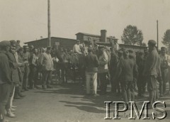 Lipiec - grudzień 1917, Szczypiorno k. Kalisza.
Żołnierze I i II Brygady Legionów, internowani w obozie jenieckim po odmowie przysięgi na wierność Niemcom. Grupa jeńców obok wozu. Podpis: 