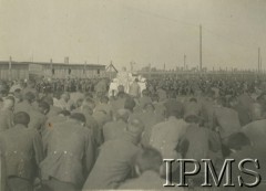 Lipiec - grudzień 1917, Szczypiorno k. Kalisza.
Żołnierze I i II Brygady Legionów, internowani w obozie jenieckim po odmowie przysięgi na wierność Niemcom. Jeńcy podczas mszy polowej. Podpis: 