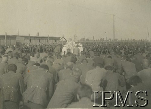Lipiec - grudzień 1917, Szczypiorno k. Kalisza.
Żołnierze I i II Brygady Legionów, internowani w obozie jenieckim po odmowie przysięgi na wierność Niemcom. Jeńcy podczas mszy polowej. Podpis: 