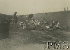 Lipiec - grudzień 1917, Szczypiorno k. Kalisza.
Żołnierze I i II Brygady Legionów, internowani w obozie jenieckim po odmowie przysięgi na wierność Niemcom. Legioniści odpoczywający na trawie. Podpis: 