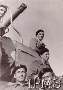 Sierpień 1944, Normandia, Francja.
1 Dywizja Pancerna podczas walk w Normandii, żołnierze przy czołgu.
Fot. NN, Instytut Polski i Muzeum im. gen. Sikorskiego w Londynie