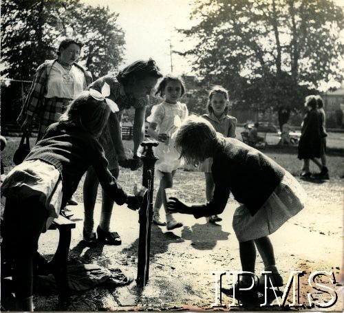 1944, Philadelphia, USA.
Dziewczynki i kobieta przy hydrancie. Podpis oryginalny: 